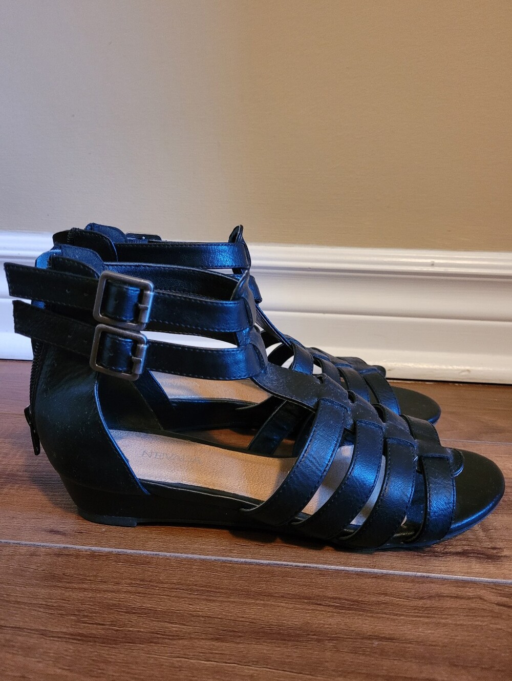 Nevada sandals in black, Size 6, Strappy, Buckle, Slight Wedge